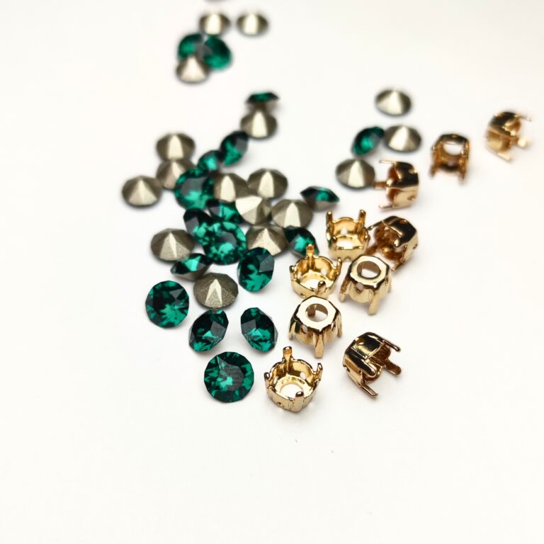 Emerald Xiriud Chaton and Gold Plated Setting