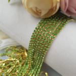 Стразовая лента с зелеными кристаллами в золотой оправе, 2 мм